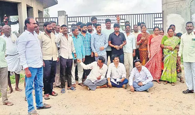 किसानों ने टेक्सटाइल पार्क के सामने किया प्रदर्शन किसानों ने टेक्सटाइल पार्क के सामने किया प्रदर्शन