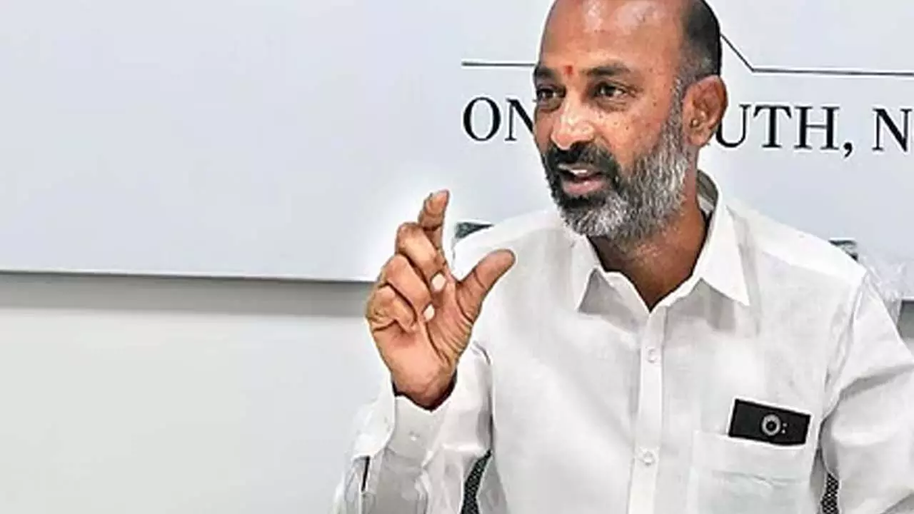 रेवंत सरकार केसीआर और अन्य बीआरएस नेताओं को बचाने की कोशिश कर रही है: मंत्री बंदी रेवंत सरकार केसीआर और अन्य बीआरएस नेताओं को बचाने की कोशिश कर रही है: मंत्री बंदी