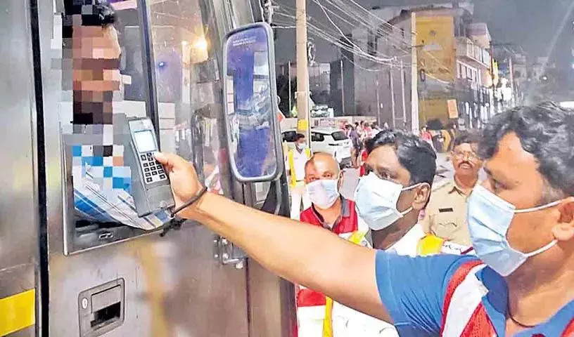 329 लोग शराब पीते पकड़े गए 329 लोग शराब पीते पकड़े गए