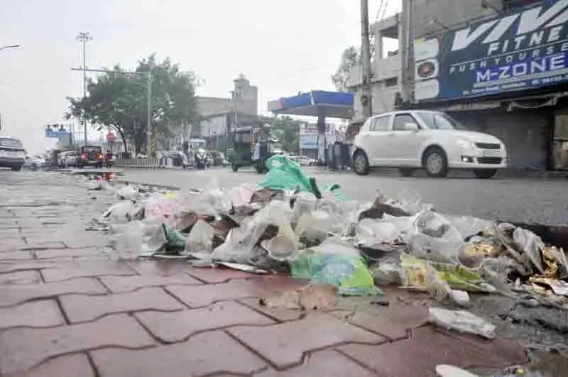 Chailis से निकलने वाले प्लास्टिक कचरे से पर्यावरण संबंधी चिंताएं बढ़ीं Chailis से निकलने वाले प्लास्टिक कचरे से पर्यावरण संबंधी चिंताएं बढ़ीं