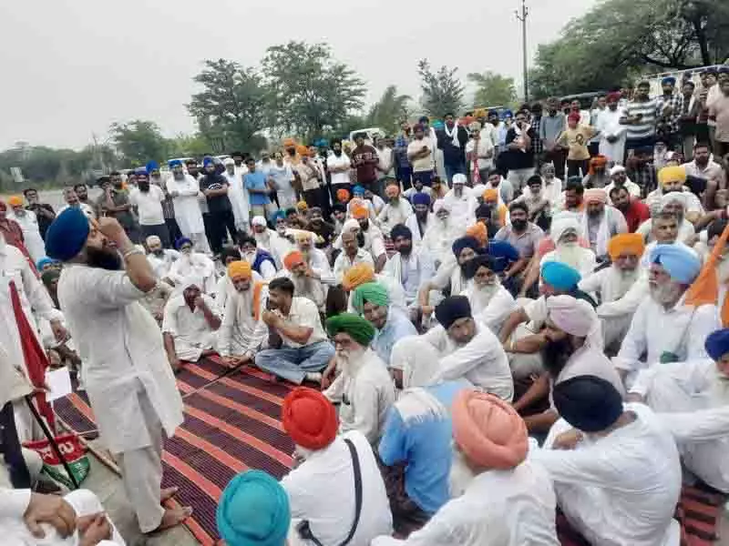 Amritsar: अटारी सीमावर्ती गांवों के निवासियों ने टोल टैक्स में छूट की मांग की Amritsar: अटारी सीमावर्ती गांवों के निवासियों ने टोल टैक्स में छूट की मांग की