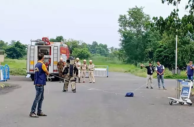 काजी नजरूल इस्लाम हवाईअड्डे पर बम की अफवाह काजी नजरूल इस्लाम हवाईअड्डे पर बम की अफवाह