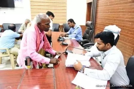 आंगनबाड़ी केंद्र के पास से घुरवा हटाने की मांग, बच्चों के स्वास्थ्य के लिए गंभीर खतरा आंगनबाड़ी केंद्र के पास से घुरवा हटाने की मांग, बच्चों के स्वास्थ्य के लिए गंभीर खतरा
