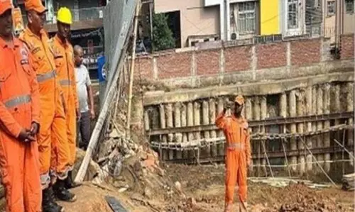 Patna: 3 मकानों का बेसमेंट गिरा, मची अफरातफरी Patna: 3 मकानों का बेसमेंट गिरा, मची अफरातफरी