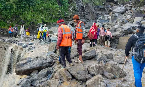 Uttarakhand: सोनप्रयाग-गौरीकुंड मार्ग पर वाहनों की आवाजाही बंद