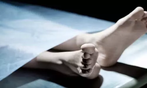 कार में 3 लाशें मिली, पति-पत्नी और बेटे के रूप में हुई शिनाख्त कार में 3 लाशें मिली, पति-पत्नी और बेटे के रूप में हुई शिनाख्त