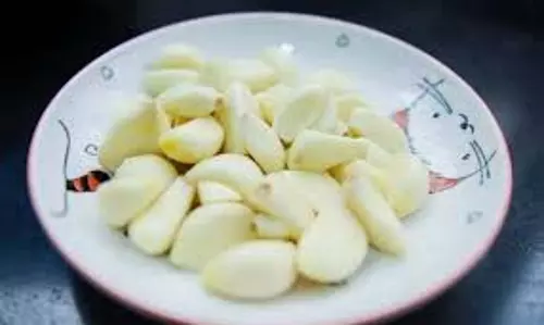 Health: कच्चा लहसुन है फायदेमंद, जानें सेवन का सही तरीका