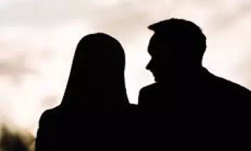 जीजा के साथ मिलकर महिला ने पति को मारा चाकू, एक्स्ट्रा अफेयर में बन रहा था रोढ़ा जीजा के साथ मिलकर महिला ने पति को मारा चाकू, एक्स्ट्रा अफेयर में बन रहा था रोढ़ा
