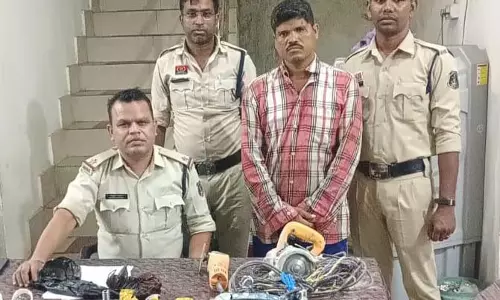 निर्माणाधीन मकान में चोरी, शातिर पकड़ाया