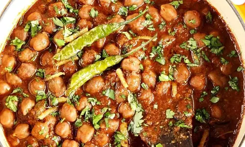 Punjabi Chole : लंच हो या डिनर किसी भी समय उठाएं लुत्फ