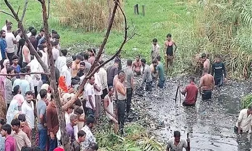 Up News: आफत बनी बारिश, नहाते समय नाले में बह गया 3 साल का बच्चा Up News: आफत बनी बारिश, नहाते समय नाले में बह गया 3 साल का बच्चा