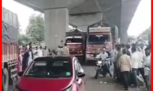 ट्रक की चपेट में आने से बुजुर्ग महिला के दोनों पैर कुचले, हाईवे पर भयानक मंजर ट्रक की चपेट में आने से बुजुर्ग महिला के दोनों पैर कुचले, हाईवे पर भयानक मंजर