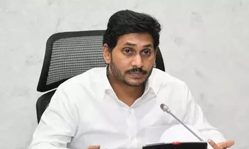 कार के टायर में फंसने से स्वयंसेवक की मौत - जगन मोहन रेड्डी के खिलाफ मामला दर्ज कार के टायर में फंसने से स्वयंसेवक की मौत - जगन मोहन रेड्डी के खिलाफ मामला दर्ज