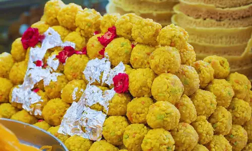 Pune : स्थानीय मिठाई की दुकान से खरीदे गए लड्डू में इंसानी उंगली मिलने से परिवार भयभीत Pune : स्थानीय मिठाई की दुकान से खरीदे गए लड्डू में इंसानी उंगली मिलने से परिवार भयभीत