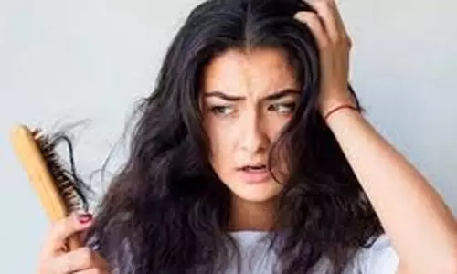 Hair Care: डैमेज और झड़ते बालों से हैं परेशान तो इन तरीकों से करें नारियल तेल का इस्तेमाल Hair Care: डैमेज और झड़ते बालों से हैं परेशान तो इन तरीकों से करें नारियल तेल का इस्तेमाल