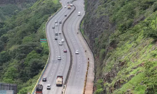मुंबई-पुणे एक्सप्रेसवे के भोरघाट खंड पर भारी वाहनों की गति सीमा बढ़ाई जा सकती है मुंबई-पुणे एक्सप्रेसवे के भोरघाट खंड पर भारी वाहनों की गति सीमा बढ़ाई जा सकती है