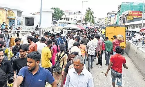 चिक्कापेट में व्हाइट टॉपिंग का काम अभी भी अधूरा: व्यापारियों के लिए नुकसान, BBMP के लिए अभिशाप चिक्कापेट में व्हाइट टॉपिंग का काम अभी भी अधूरा: व्यापारियों के लिए नुकसान, BBMP के लिए अभिशाप