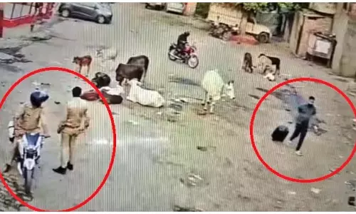 2 पुलिसकर्मियों पर गिरी गाज, वजह है ये VIDEO 2 पुलिसकर्मियों पर गिरी गाज, वजह है ये VIDEO