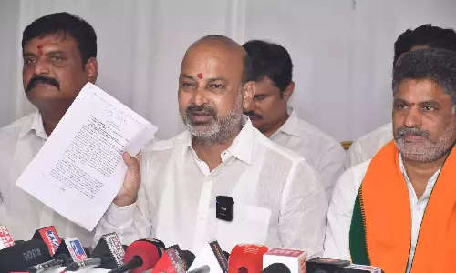 बंदी ने की KCR पर CBI जांच की मांग की बंदी ने की KCR पर CBI जांच की मांग की