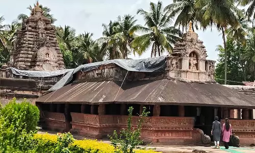 दशकों से टपक रहा पत्थर का मंदिर: स्थायी मरम्मत की मांग