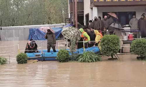 Jammu: कश्मीर में मौसम बदला, अचानक बाढ़ का खतरा बढ़ा