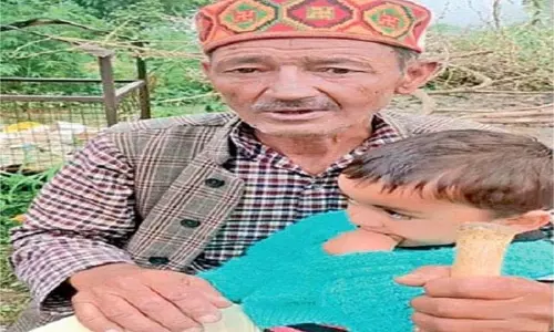 Himachal: बुजुर्ग ने दिखाई बहादुरी, डूबते बच्चे को मौत से बचाया Himachal: बुजुर्ग ने दिखाई बहादुरी, डूबते बच्चे को मौत से बचाया