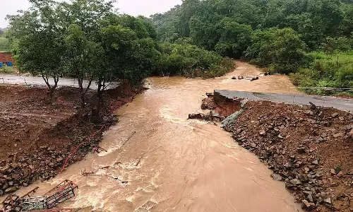 फिर हुई बारिश: पुल डूबा
