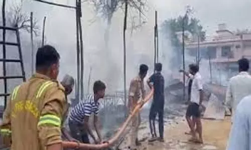 नुमाइश की रौनक पल में बनी खाक, व्यापारियों की आंखों में आंसू नुमाइश की रौनक पल में बनी खाक, व्यापारियों की आंखों में आंसू