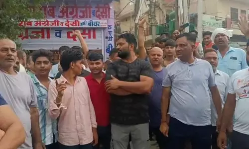 Haryana : पानीपत में महिलाओं ने शराब की दुकान पर ताला जड़ा