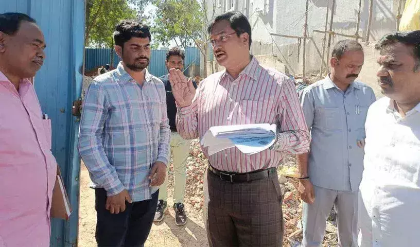 Madhapur में तनाव, बेदखली सर्वेक्षण को लेकर निवासियों ने HYDRAA के खिलाफ किया प्रदर्शन