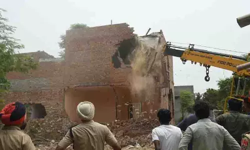 Punjab: ड्रग तस्करों की अवैध बिल्डिंग ध्वस्त