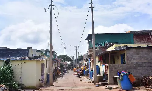 अमरगोल APMC हमलार बस्ती: न स्ट्रीट लाइट, न पीने का पानी