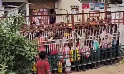 राशन दुकान का VIDEO, इंतजार कर रहे लोगों ने अपना धैर्य खो दिया, और... राशन दुकान का VIDEO, इंतजार कर रहे लोगों ने अपना धैर्य खो दिया, और...