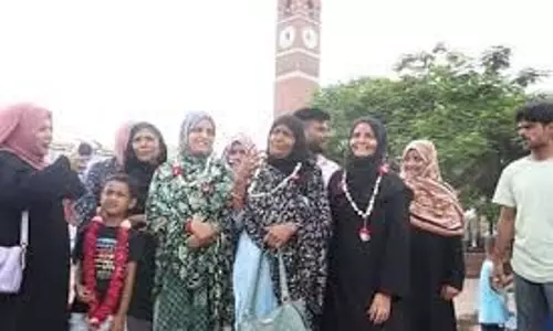 युद्ध के साये में ईरान से लौटे 19 जायरीन, एयरपोर्ट पर छलक उठे जज़्बात युद्ध के साये में ईरान से लौटे 19 जायरीन, एयरपोर्ट पर छलक उठे जज़्बात