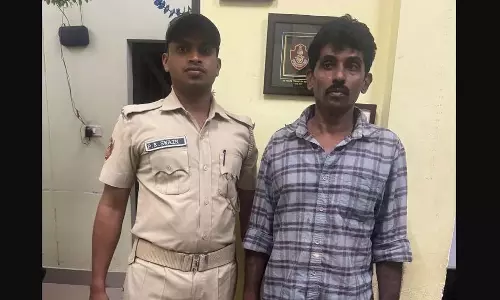 Odisha: साइबर धोखाधड़ी के आरोप में मलयालम टेलीफिल्म निर्माता गिरफ्तार Odisha: साइबर धोखाधड़ी के आरोप में मलयालम टेलीफिल्म निर्माता गिरफ्तार