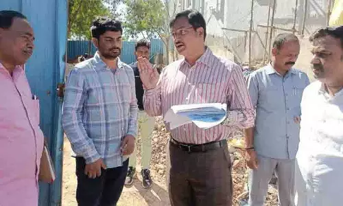 माधापुर में तनाव, बेदखली सर्वेक्षण को लेकर निवासियों ने HYDRAA के खिलाफ किया प्रदर्शन माधापुर में तनाव, बेदखली सर्वेक्षण को लेकर निवासियों ने HYDRAA के खिलाफ किया प्रदर्शन