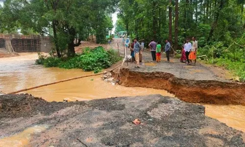 Keonjhar: पुल का डायवर्जन बह गया; तेलकोई से संपर्क टूटा Keonjhar: पुल का डायवर्जन बह गया; तेलकोई से संपर्क टूटा