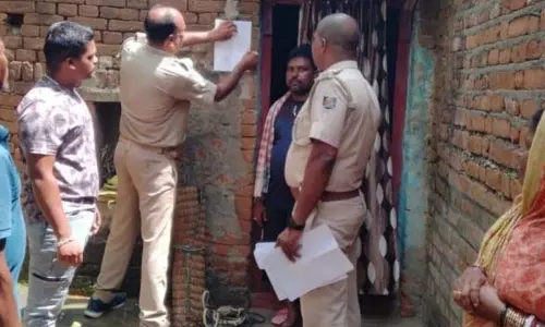 अदालत ने फरार 28 आरोपियों की संपत्ति कुर्क करने की चेतावनी दी, नोटिस चिपकाए गए