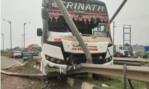 ओडिशा के भद्रक में बस डिवाइडर से टकराई; सभी यात्री सुरक्षित