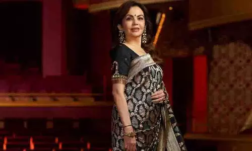 Nita Ambani ने दैनिक भोजन योजना के लिए हैदराबाद के बालकमपेट येल्लम्मा मंदिर को 1 करोड़ रुपये दान किए Nita Ambani ने दैनिक भोजन योजना के लिए हैदराबाद के बालकमपेट येल्लम्मा मंदिर को 1 करोड़ रुपये दान किए
