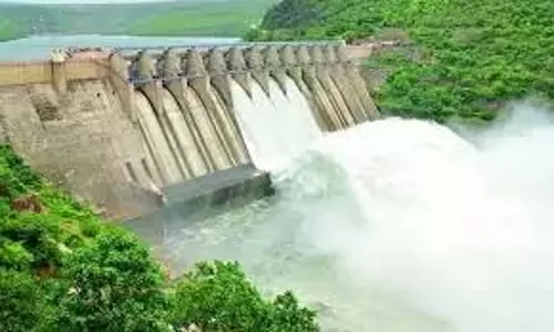 Srisailam बांध में भारी बारिश के कारण पानी का बहाव तेज हो गया Srisailam बांध में भारी बारिश के कारण पानी का बहाव तेज हो गया