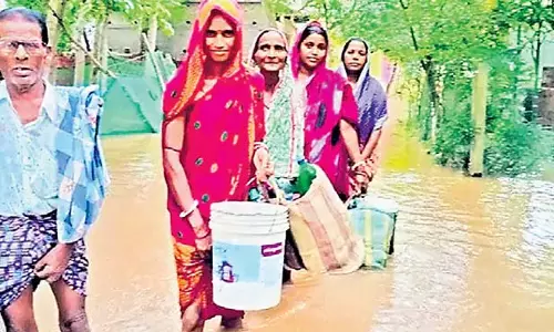 Odisha : 61 गांवों में बाढ़ का पानी घुसा Odisha : 61 गांवों में बाढ़ का पानी घुसा