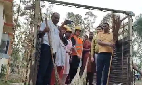 CG BREAKING: ASP अर्चना झा बनी सफाईकर्मी, अवैध शराब माफियाओं पर कसा शिकंजा CG BREAKING: ASP अर्चना झा बनी सफाईकर्मी, अवैध शराब माफियाओं पर कसा शिकंजा