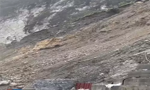 अधिकारियों ने सड़क साफ करने के प्रयासों के बीच धैर्य रखने की अपील की