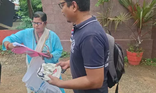 कैब ड्राइवर की ईमानदारी ने दिल जीत लिया, उसने नकदी और आभूषण से भरा खोया हुआ बैग लौटाया कैब ड्राइवर की ईमानदारी ने दिल जीत लिया, उसने नकदी और आभूषण से भरा खोया हुआ बैग लौटाया