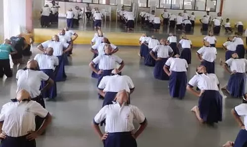 Panaji स्थित पीपुल्स हाई स्कूल ने उत्साह के साथ 11वां अंतर्राष्ट्रीय योग दिवस मनाया Panaji स्थित पीपुल्स हाई स्कूल ने उत्साह के साथ 11वां अंतर्राष्ट्रीय योग दिवस मनाया