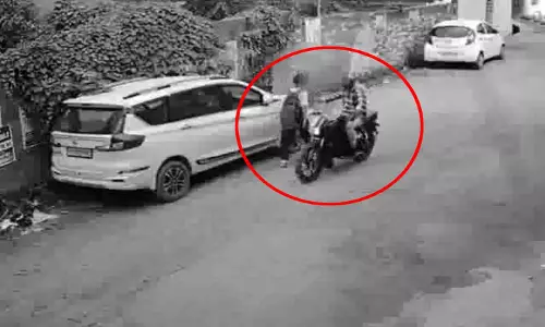 BREAKING: बाइक सवार ने किशोरी को किया बैड टच, देखें VIDEO... BREAKING: बाइक सवार ने किशोरी को किया बैड टच, देखें VIDEO...