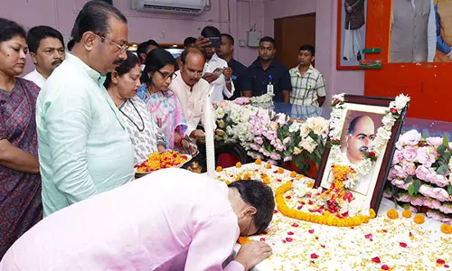 त्रिपुरा के CM माणिक साहा ने श्यामा प्रसाद मुखर्जी को पुष्पांजलि अर्पित की