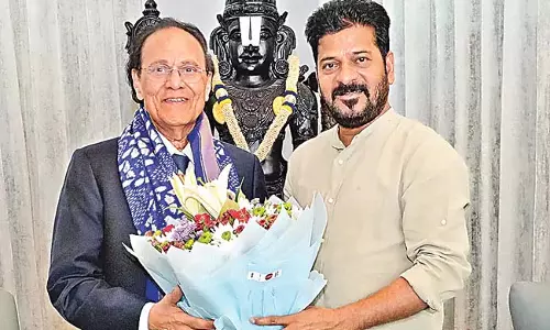 प्रसिद्ध कैंसर डॉक्टर नोरी दत्तात्रेयुडू ने अपने आवास पर CM से भेंट की