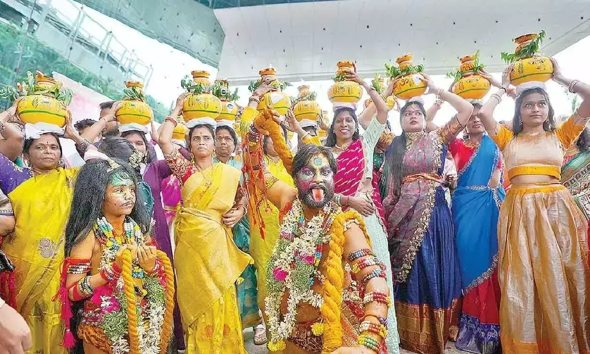 Bonalu: तेलंगाना की पहचान, लचीलापन और अखंड परंपरा का जोरदार प्रदर्शन